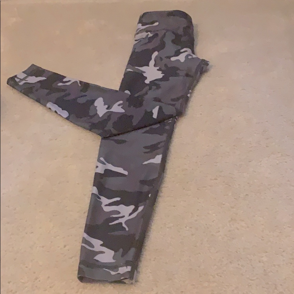 Uith XS Grey Camo Capri Workout Pants